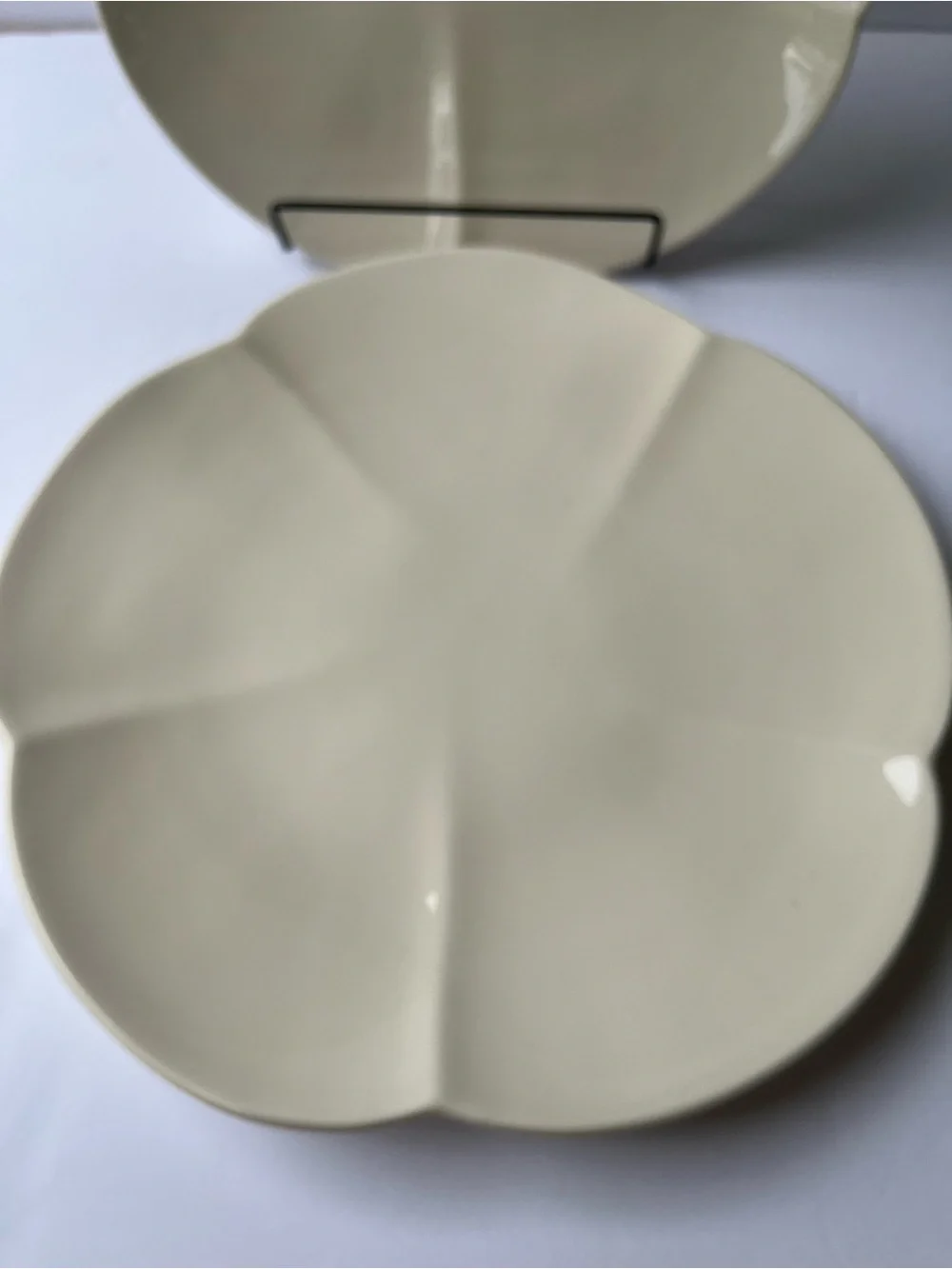Crate & Barrel PETAL 2 Dinner Plates B Eigen Flower Shaped Creamy White